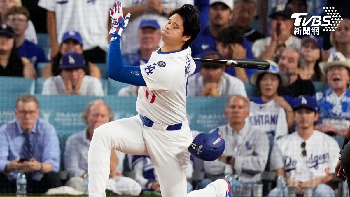 大谷翔平 G5 揮空三振、單膝跪地的照片被 Drake 嘲諷。(圖/達志影像美聯社)