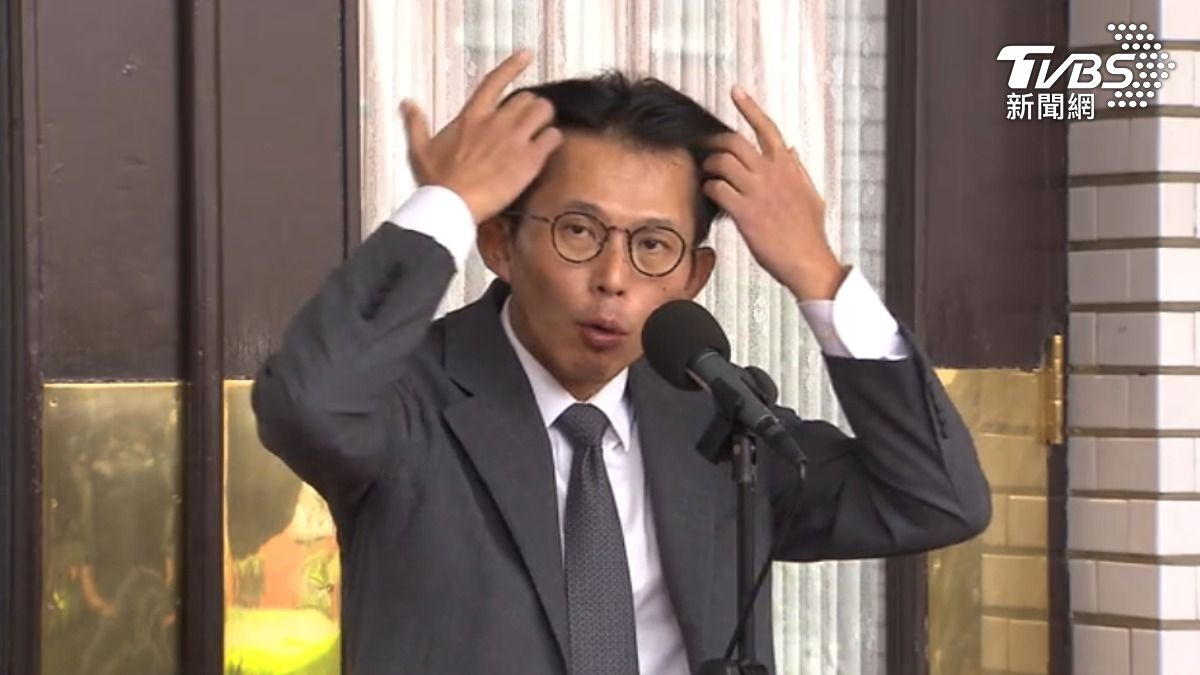 民眾黨主席黃國昌遭媒體人指禿頭、戴髮片,他撥髮反問「要來鑑定嗎?」(圖/TVBS)