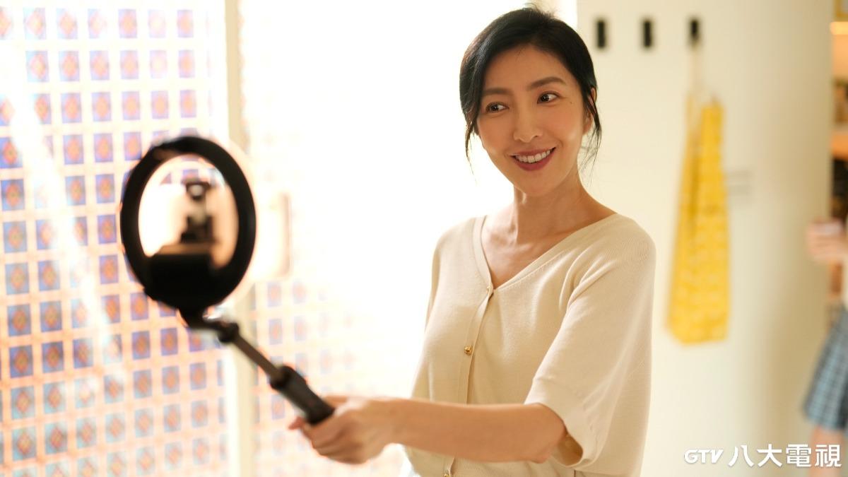 楊謹華扮網紅媽媽過戲癮,戲外選擇保護小孩。 (圖/八大提供)
