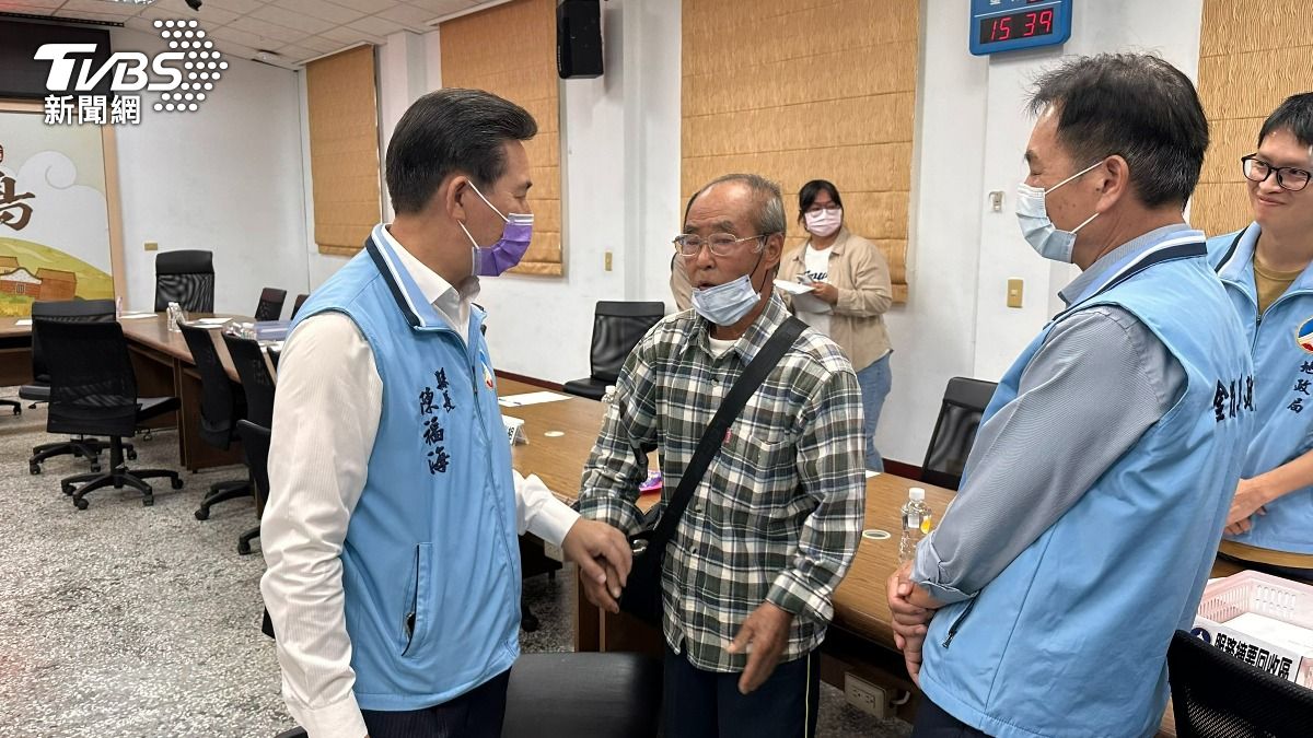 陳福海接受民眾陳情意見。(圖/程子奕攝)