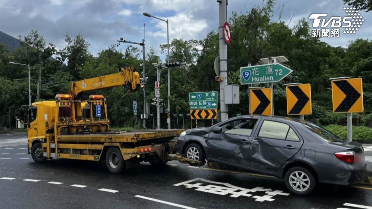 砂石車右轉撞上小客車(圖/TVBS)