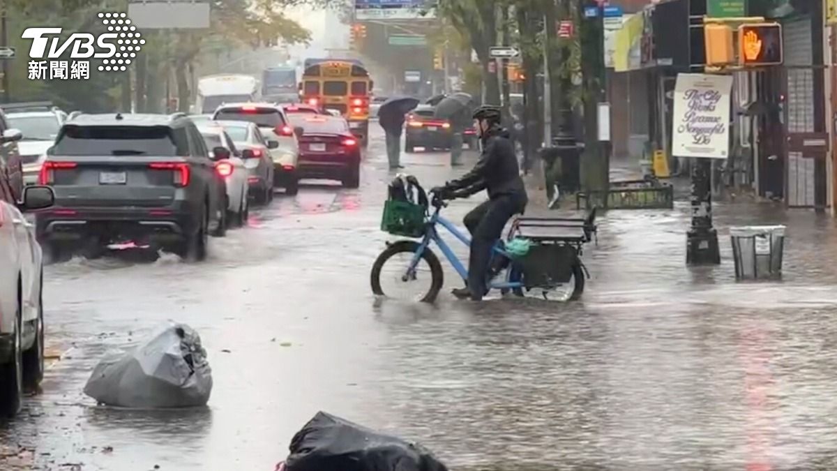暴風雨侵襲紐約,釀成嚴重的淹水災情。(圖/達志影像美聯社)