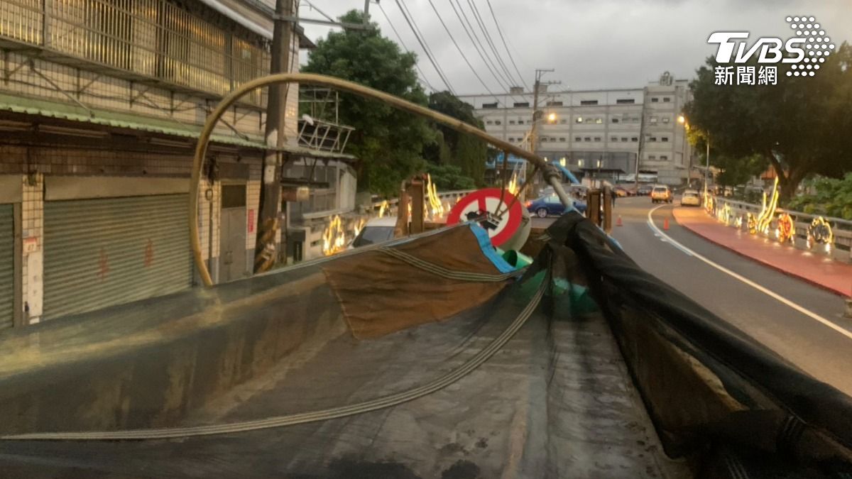 桃園一輛砂石車將紅綠燈扯斷。(圖/TVBS)