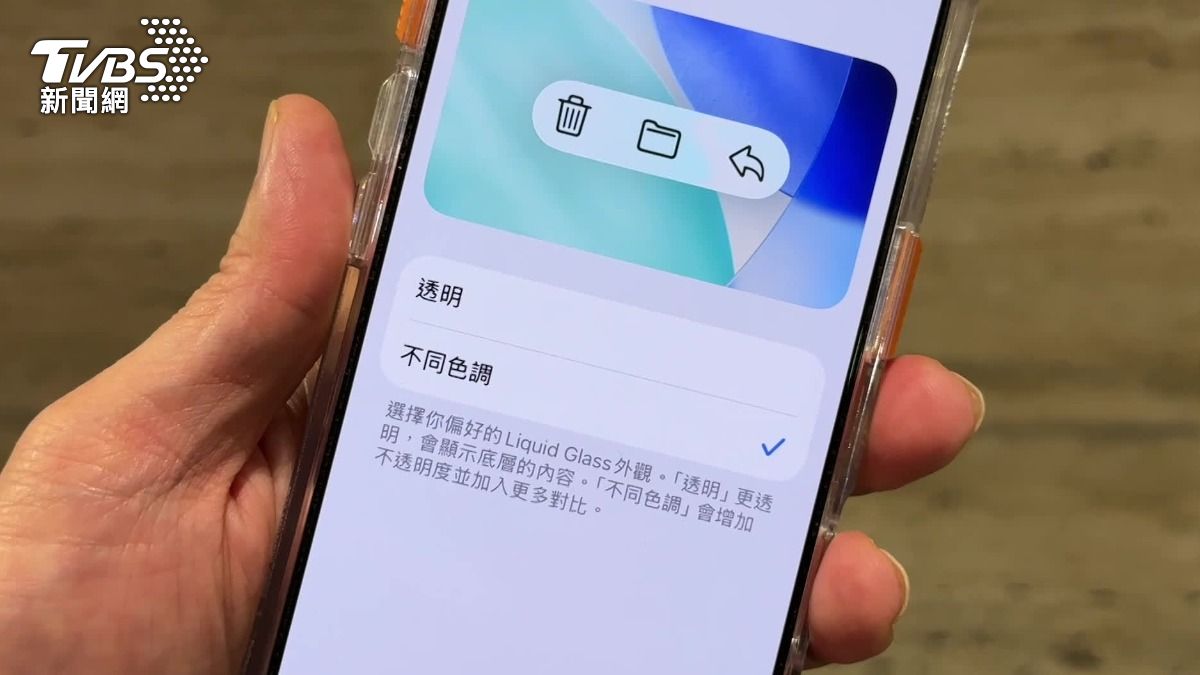 蘋果ios推出26.1版本,AI可以辨識繁體中文,戴上耳機也能支援即時翻譯功能。(圖/TVBS)