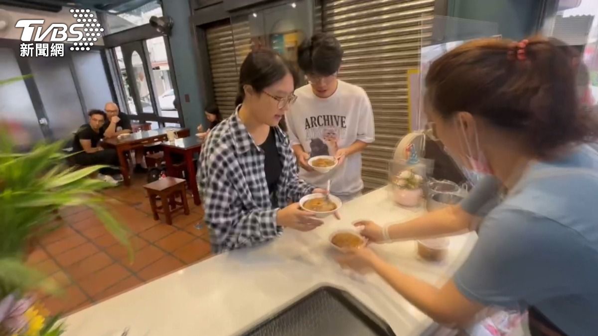 豬肉斷貨！彰化肉圓業者推「雞腿版」獲好評。(圖／TVBS) 