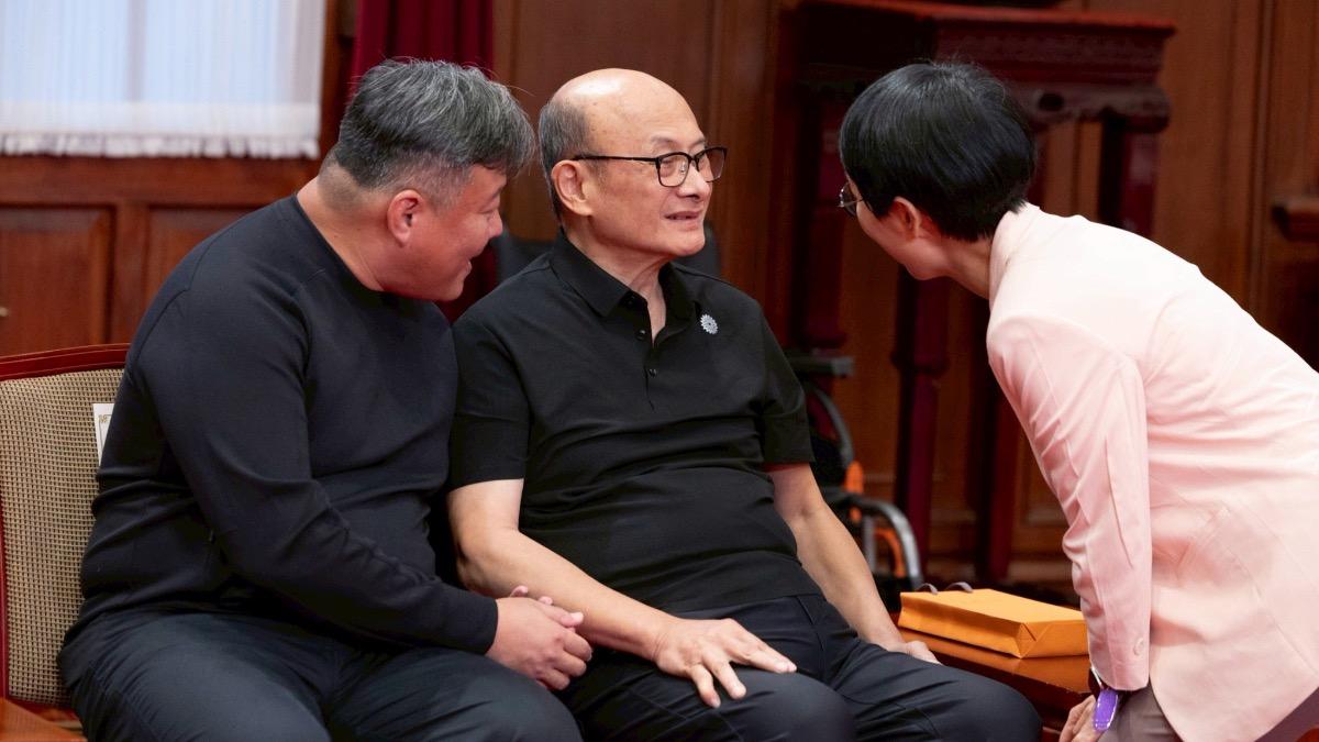 林芳郁今天由兩位親人陪同出席。(圖/總統府提供)