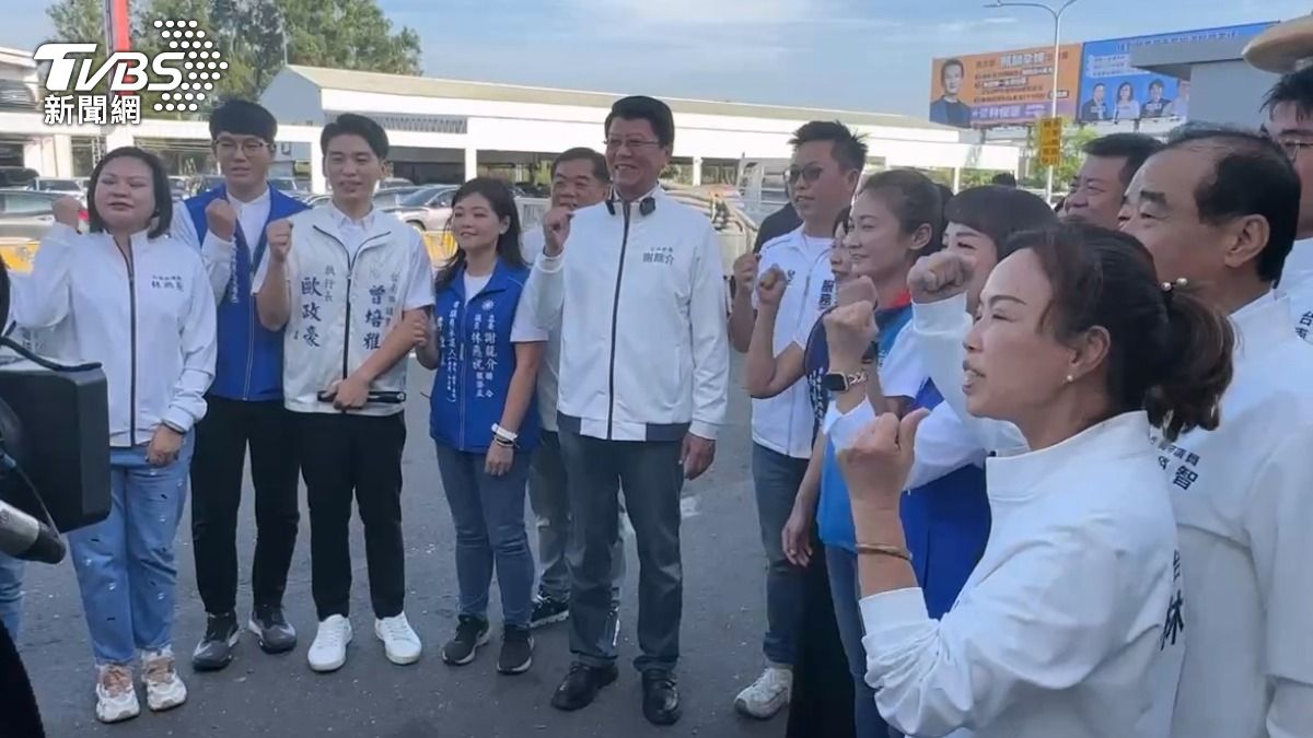 藍營議員們一起齊聲吶喊,只要台南選民接到民調電話,不管藍綠,唯一支持謝龍介(圖/TVBS)