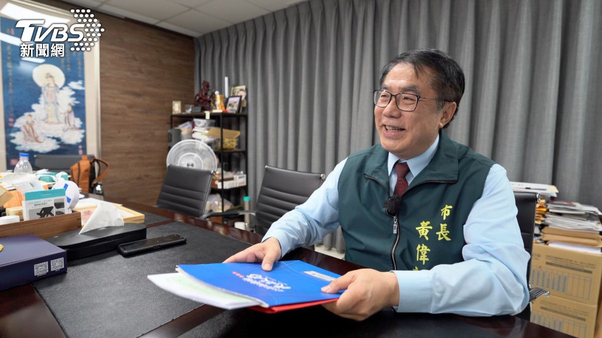 台南市長黃偉哲將「防詐科技」融入提款機系統。(攝影/柯勝雄)