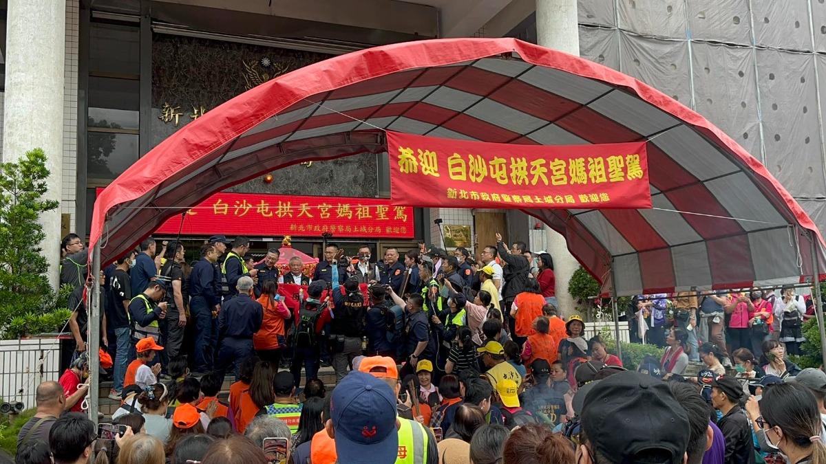 白沙屯媽祖停駕土城警分局。(圖/白沙屯拱天宮臉書)