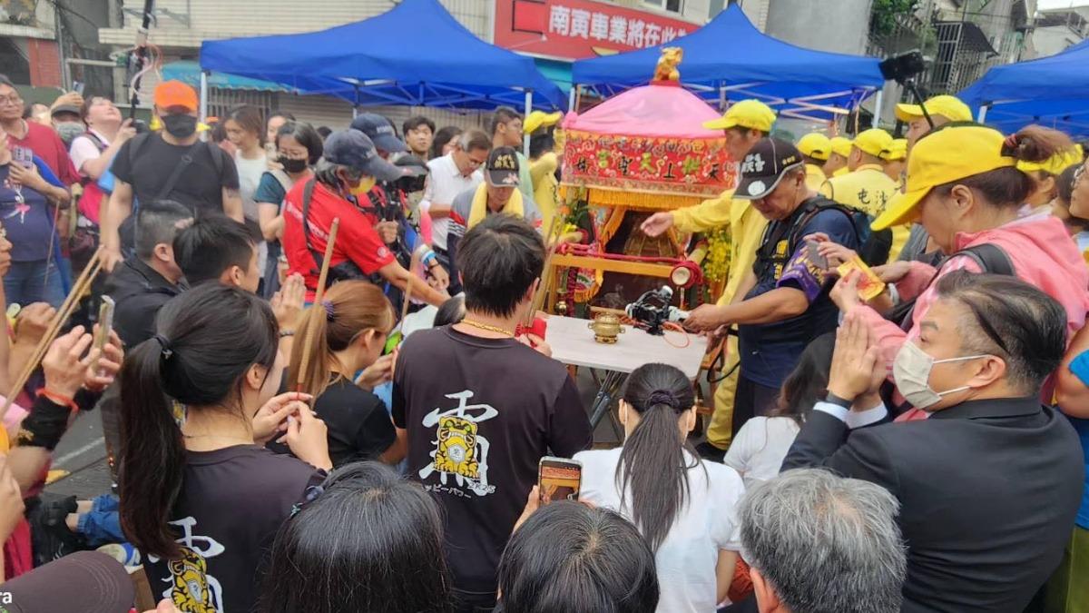 白沙屯媽祖停駕賜福。(圖/白沙屯拱天宮臉書)