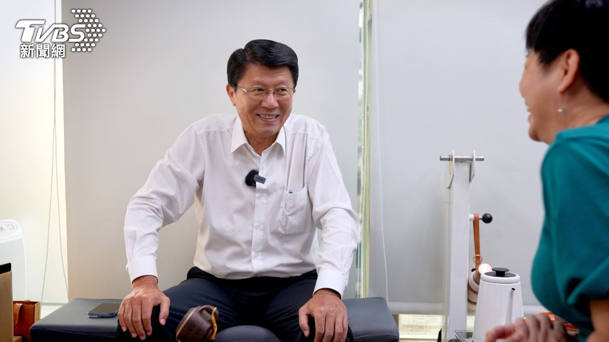 謝龍介把人生經驗沖進茶裡。(攝影/柯勝雄)