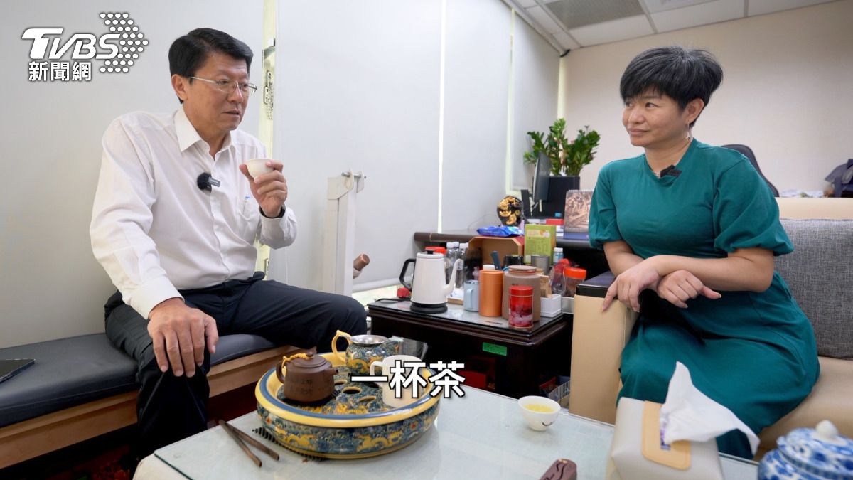 謝龍介把人生經驗沖進茶裡。(攝影/柯勝雄)