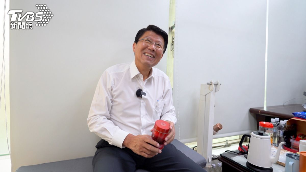 謝龍介把人生經驗沖進茶裡。(攝影/柯勝雄)