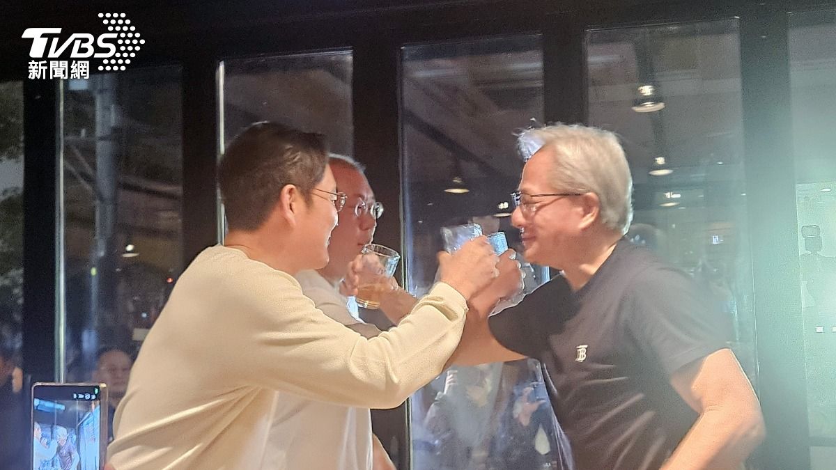 輝達執行長黃仁勳10月30日晚間在韓式炸雞店,與三星會長李在鎔、現代汽車會長鄭義宣同桌暢談,現場氣氛超嗨還舉杯喝「交杯酒」。(圖/達志影像Newscom)