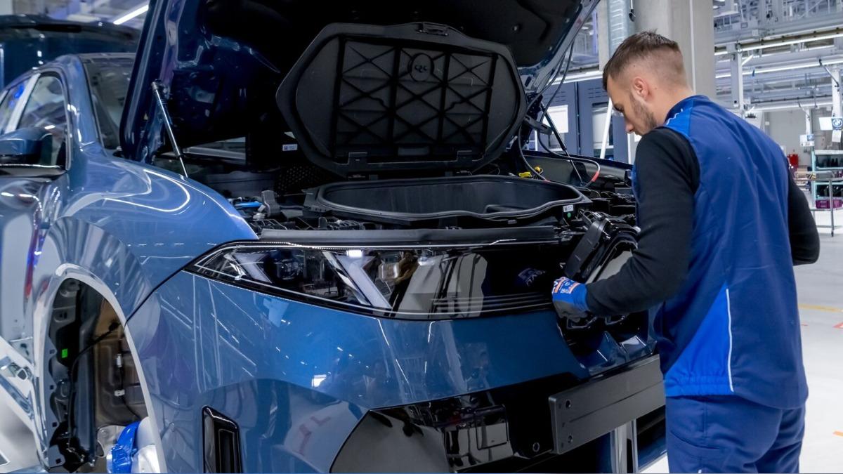 新世代iX3採用BMW Neue Klasse平台,擁有800V高壓系統與達345kW輸出功率。(圖/BMW提供)