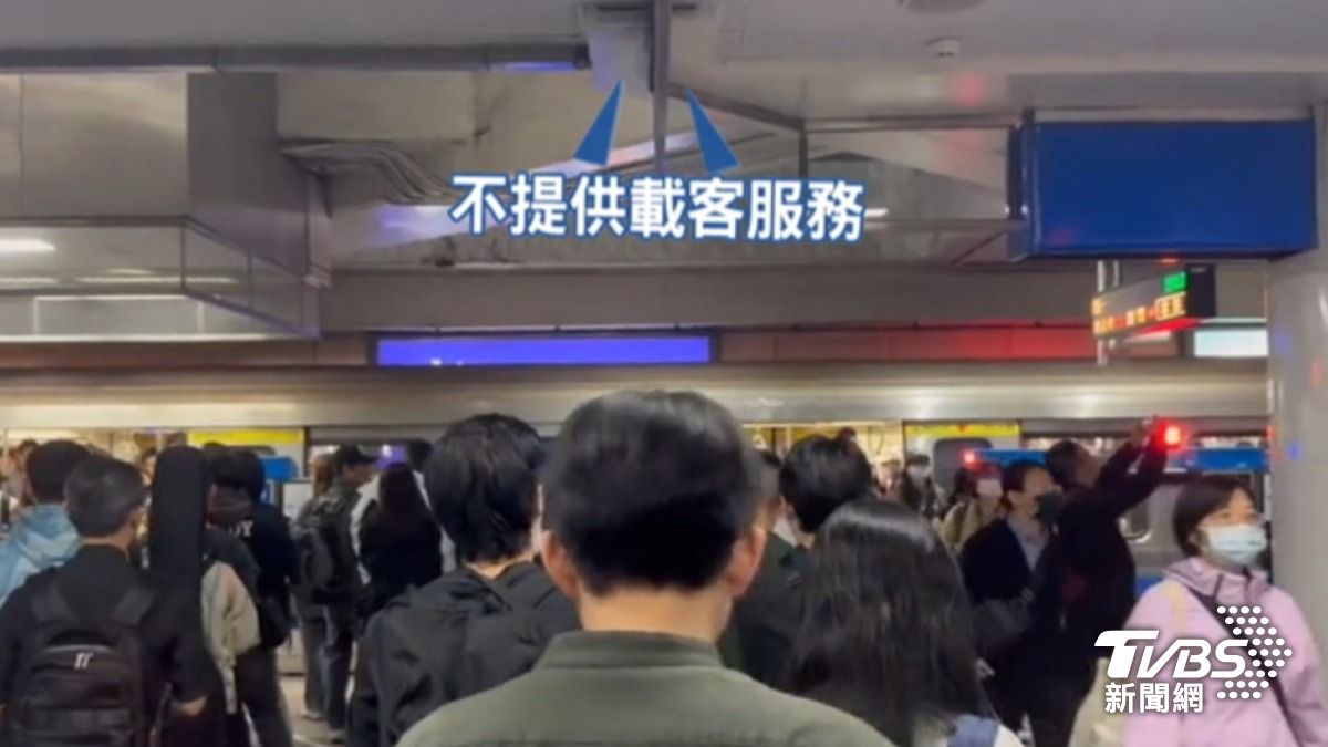 週五萬聖節晚上下班時間,台北捷運板南線竟發生列車異常事件。(圖/TVBS)