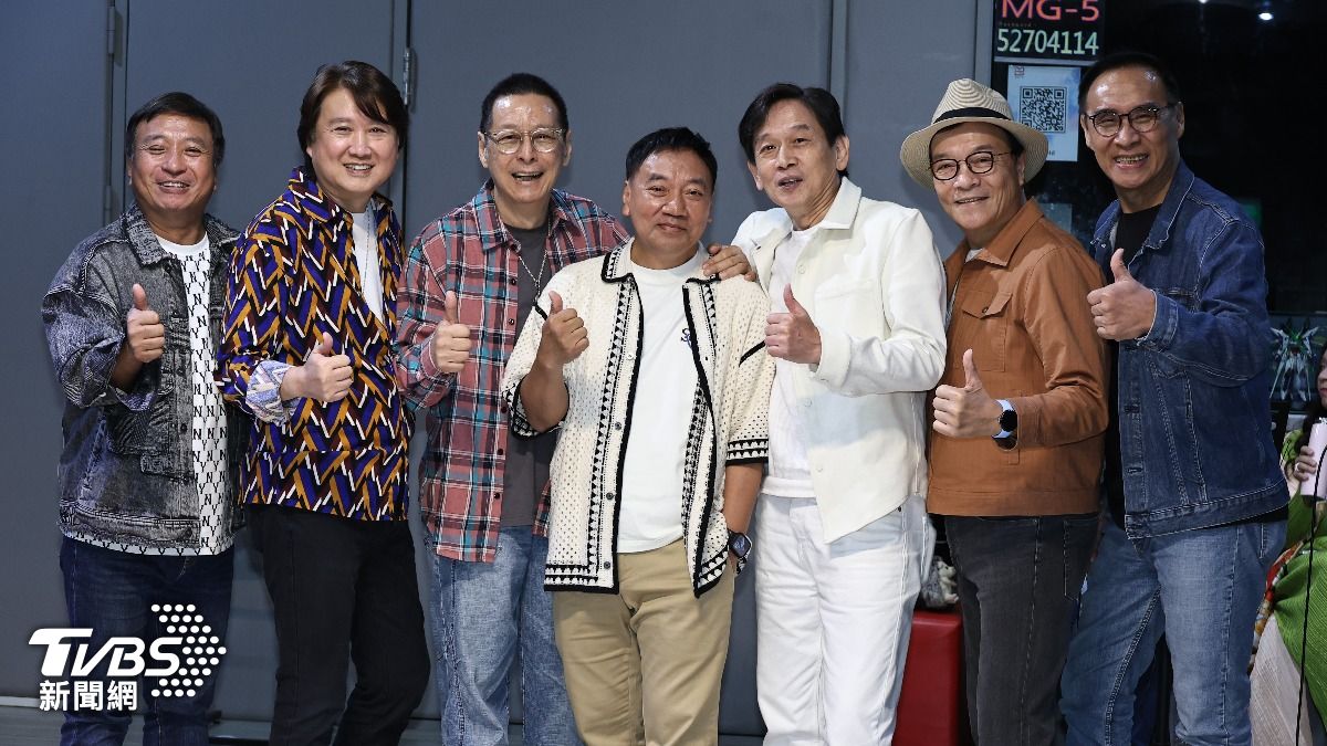 施孝榮（中）擔任民歌50演唱會召集人，邀王中平（左起）、周治平、羅吉鎮、殷正洋、李明德及王瑞瑜開唱。（圖／張哲鳴攝）
