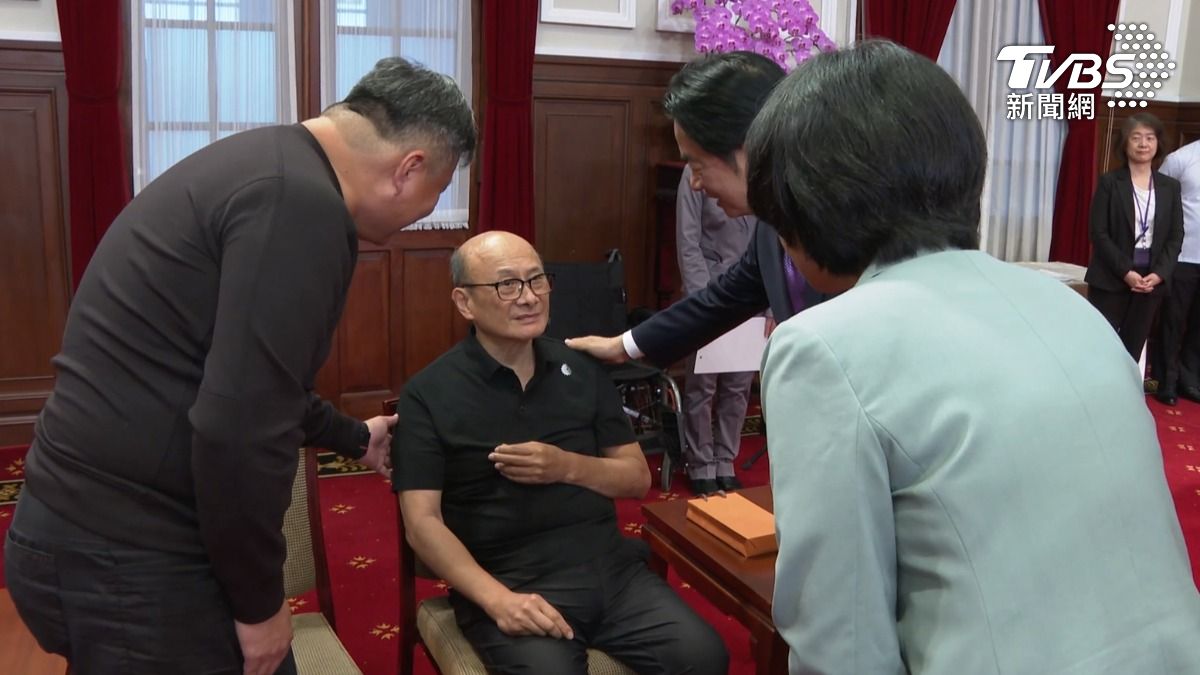 出席醫奉獎總統接見，前衛生署長林芳郁傳出失智後，首度現身受矚目。（圖／TVBS）