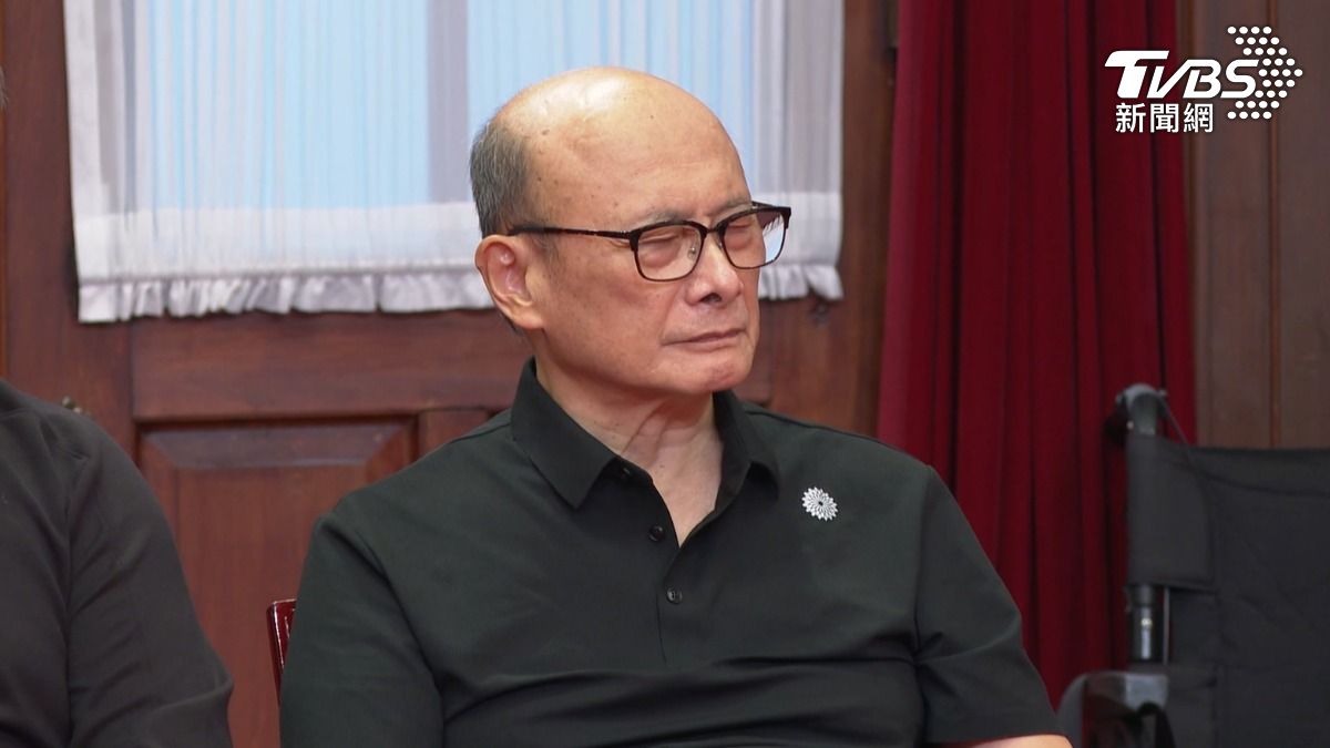前衛生署長林芳郁久未露面，出席頒獎前總統接見，卻顯緊張不時緊閉雙眼。（圖／TVBS）