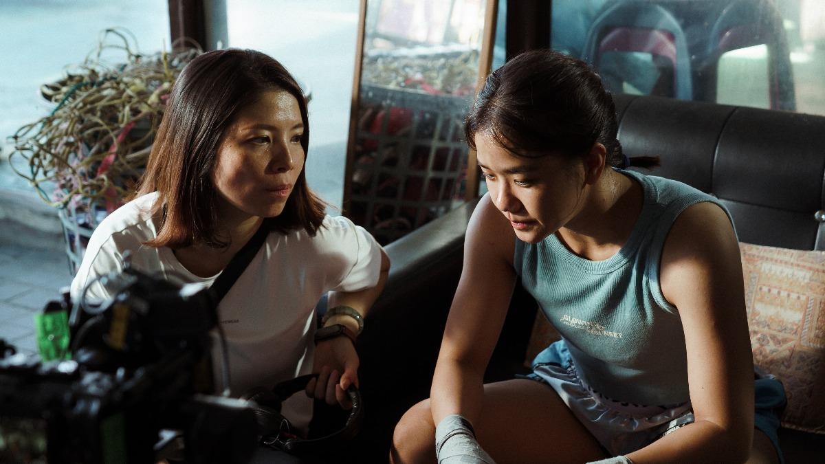 導演李宜珊(左)在《恨女的逆襲》拍攝現場跟林怡婷講戲。(圖/華映提供)