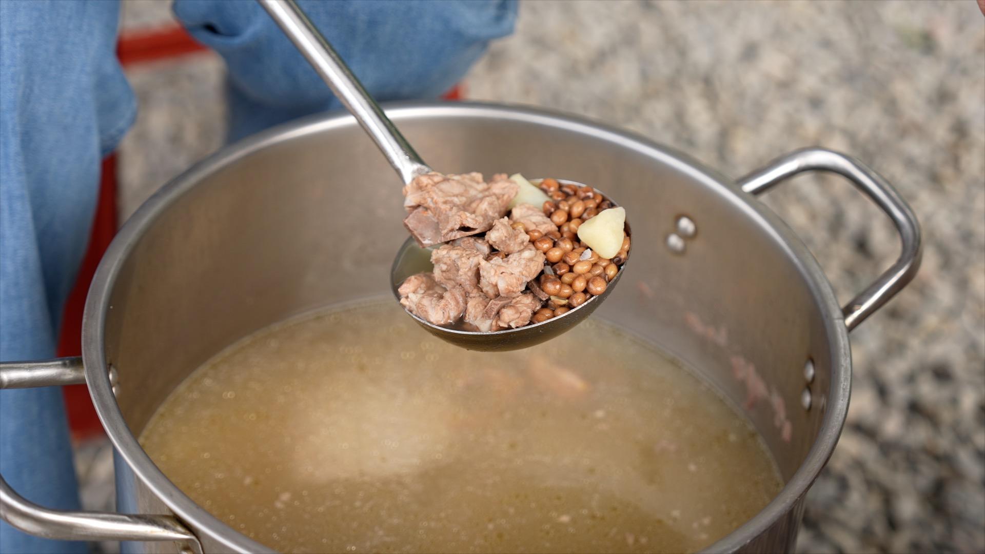 伍麗華介紹樹豆排骨湯。（圖／柯勝雄攝）