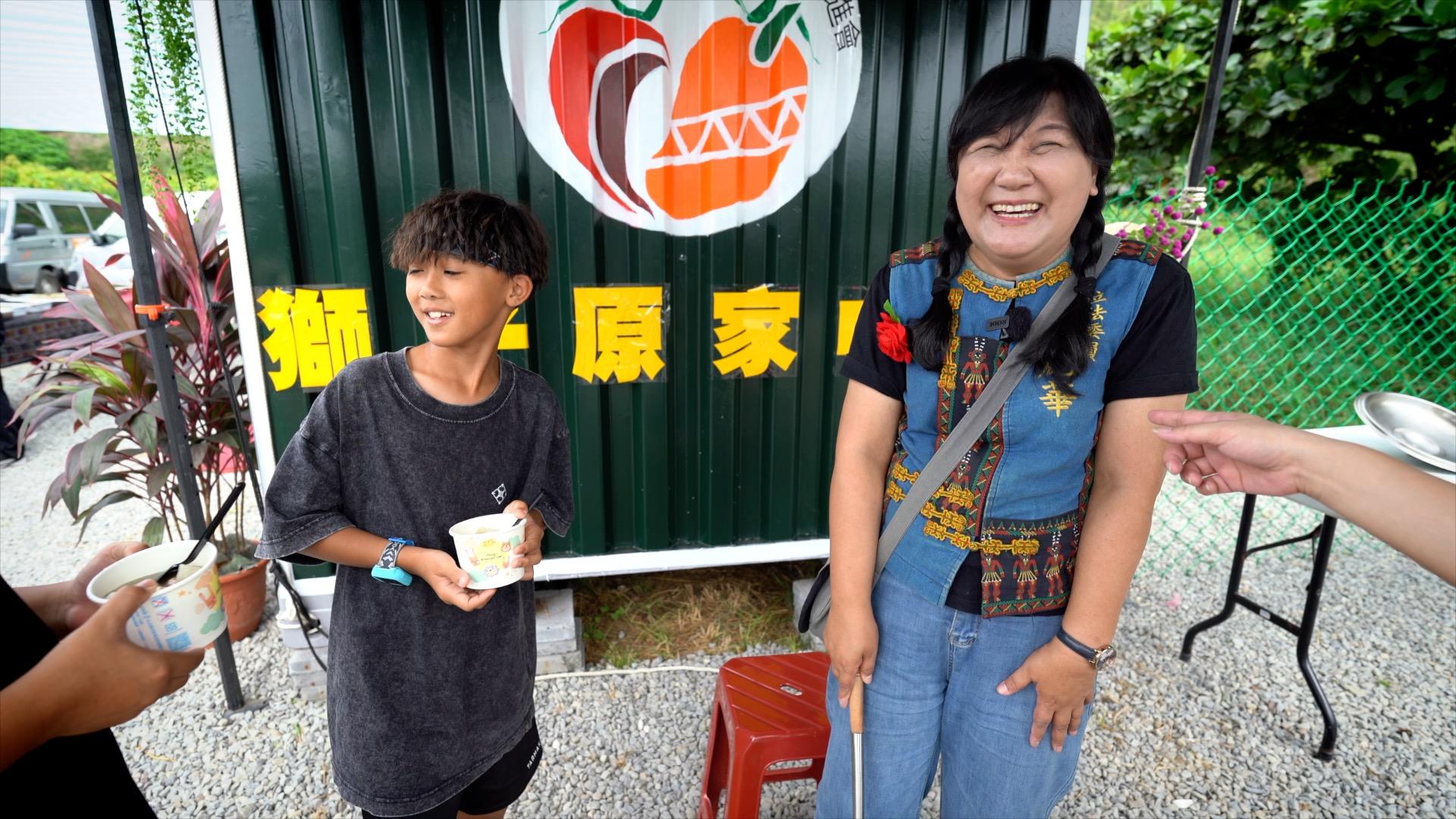 伍麗華特別注意部落中孩子的狀況。（圖／柯勝雄攝）