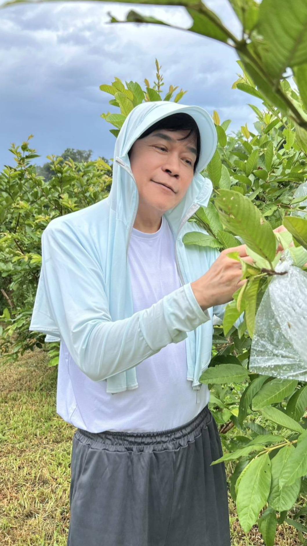 洪榮宏這些年定居新竹郊區務農,生活過得簡單,突然住院嚇壞粉絲。(圖/翻攝自洪榮宏臉書)