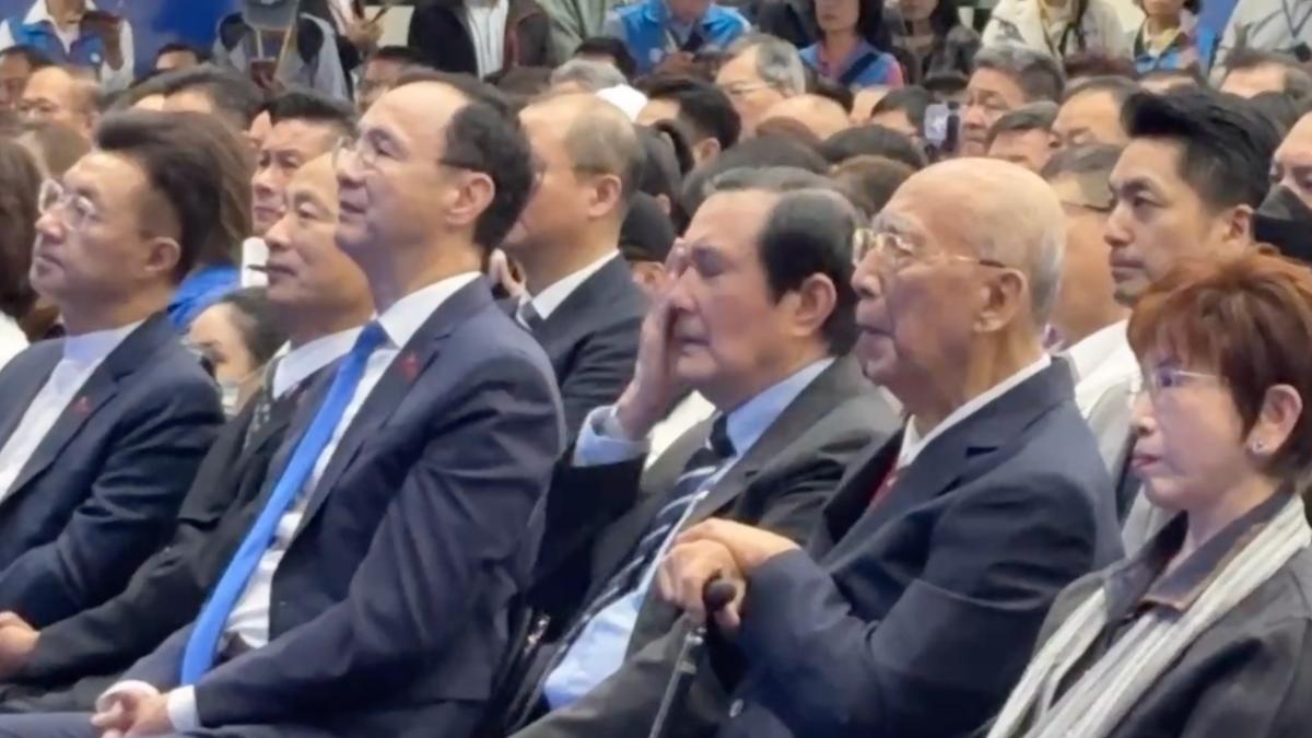 馬英九聽鄭麗文致詞似乎聽到拭淚。(圖/翻攝畫面)
