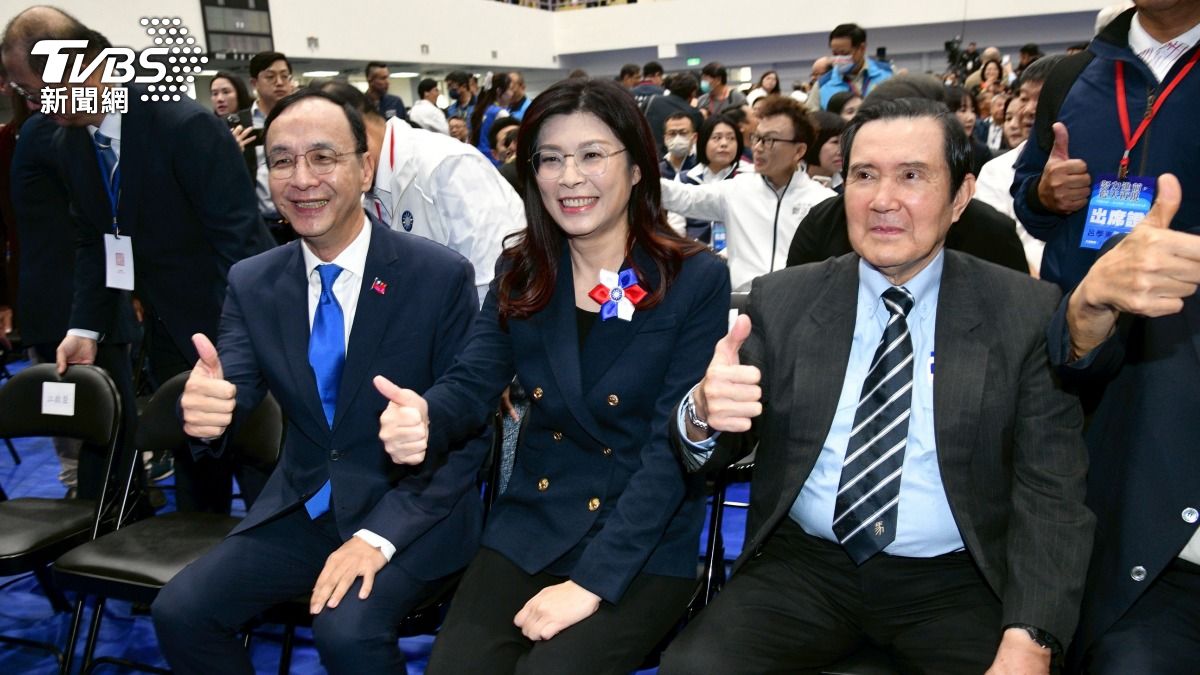 新任主席鄭麗文(中)與前任黨主席朱立倫(左)。(圖/胡瑞麒攝)