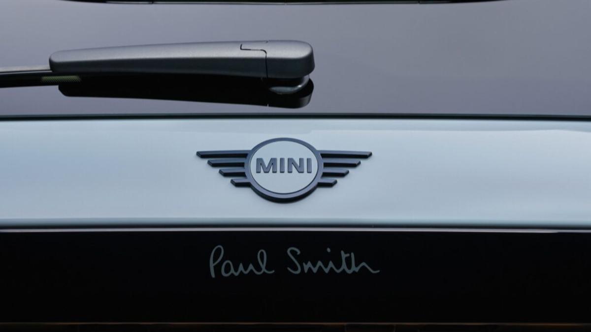 車尾還設有Paul Smith品牌的專屬手寫字體,彰顯聯名車款特殊身份。(圖/MINI)