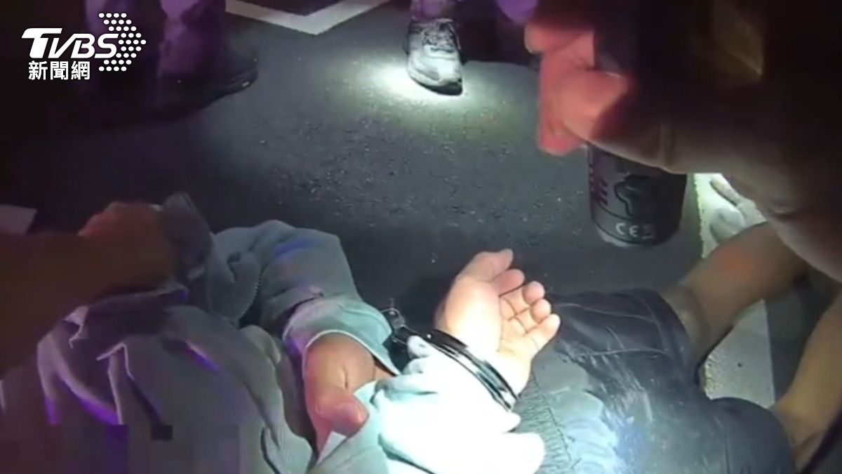 男子開千萬超跑酒駕,還跑給警察追,遭到上銬逮捕。(圖/TVBS)