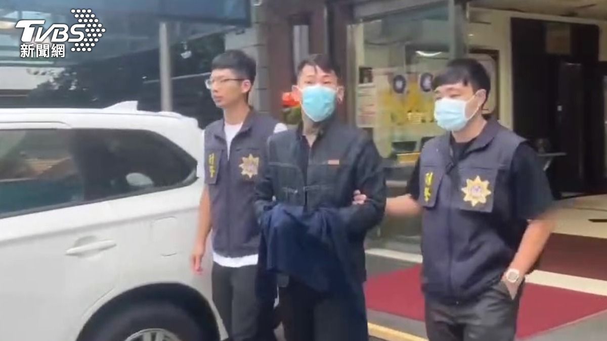 嫌犯遭警方送辦。(圖/TVBS)