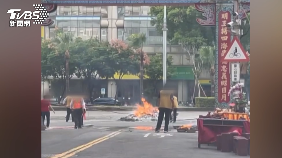 廟宇申請路權，竟然直接將紙錢放在柏油路上焚燒，讓周邊住戶急跳腳。（圖／翻攝Threads_＂Hsueh Jen＂）