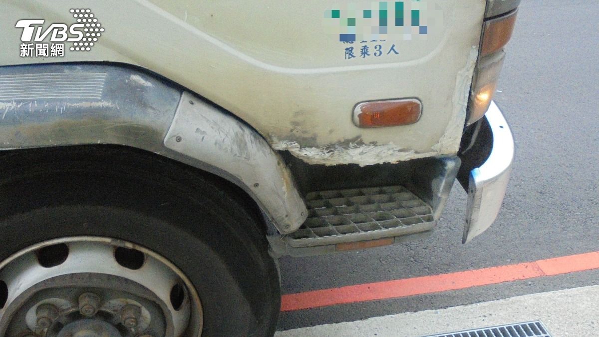 貨車右側有明顯擦撞痕跡。（圖／TVBS）