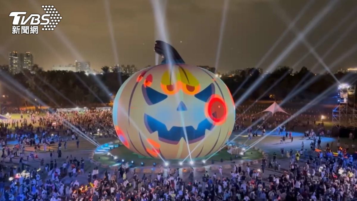 2025高雄萬聖節在10月31號到11月2號登場，亮起了360度的環繞燈光效果，吸引了民眾攜家帶眷前往欣賞。（圖／TVBS）