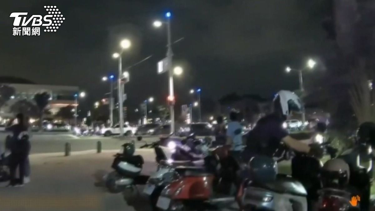場內熱鬧的同時，場外的執法人員也忙碌不已，許多機車違規停在人行道上，警方不得不進行取締。（圖／TVBS）