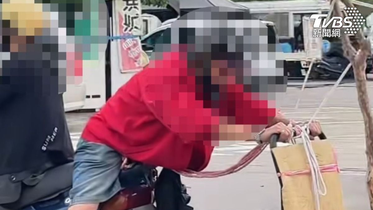 阿北反坐機車拉盆栽，特異功能畫面曝光。（圖／TVBS）