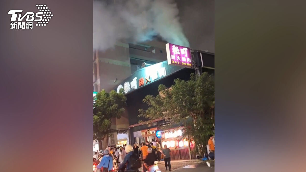 高雄一家知名連鎖燒烤店，31日晚間傳出火警，警消獲報後出動大批人車。（圖／翻攝Threads @gale.tcc）