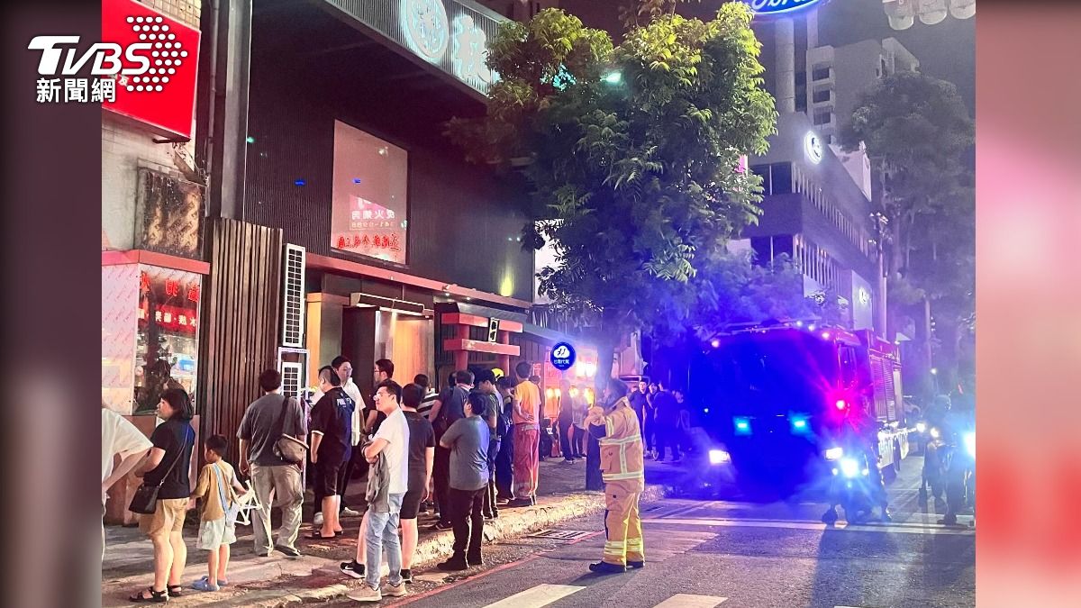 當地這家知名連鎖燒肉店突然冒出大量白煙，嚇壞了正在用餐的顧客。（圖／翻攝Threads@fang_andy）