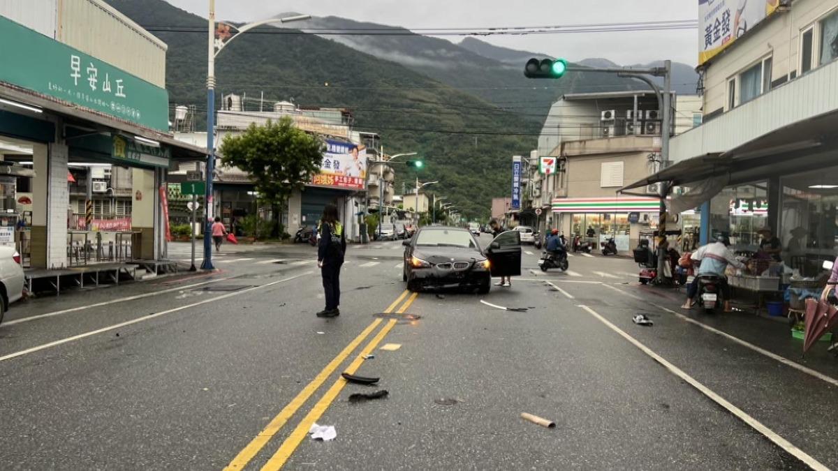 事發當時機車行駛方向為紅燈,與綠燈直行的自小客車發生碰撞。(圖/民眾提供)