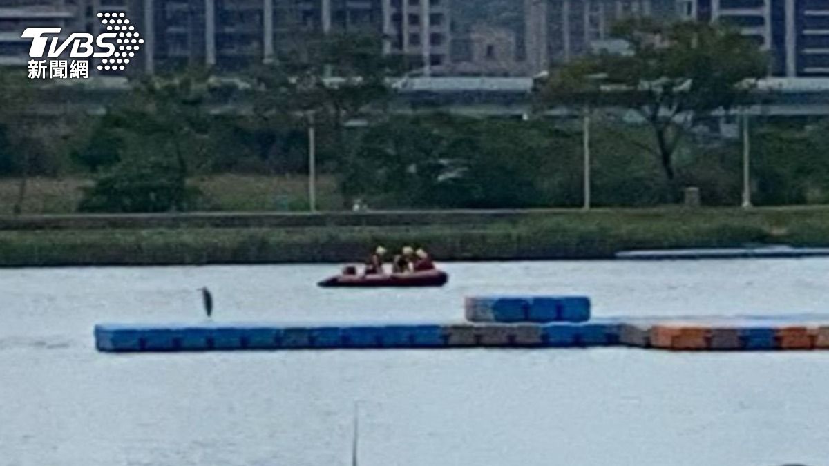 船艇在水面上搜救。（圖／翻攝畫面）