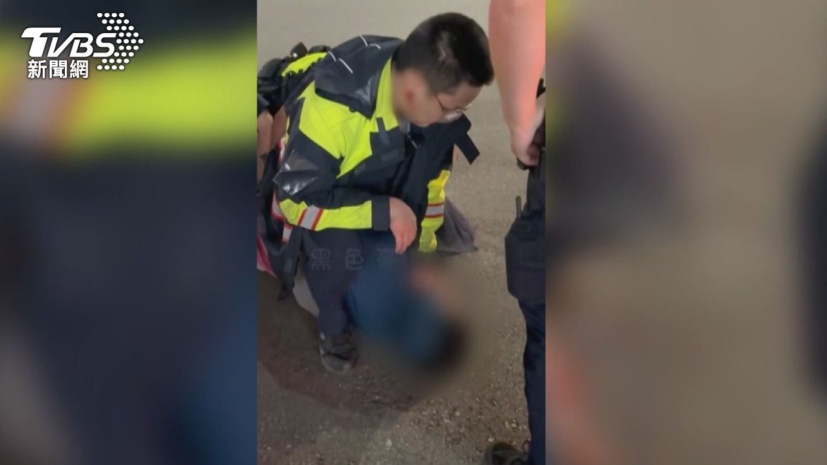 被拒絕追求不甘心！男咬警耳朵送辦。(圖／黑色豪門企業)