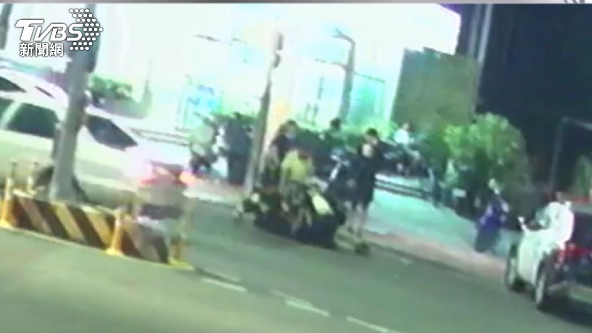 男違保護令騷擾咬警耳被壓制。(圖／民眾提供)