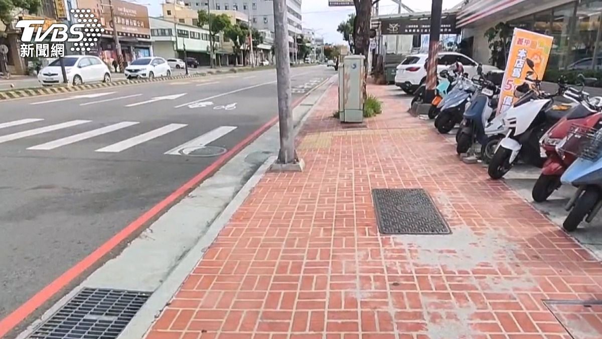 女拒愛慕被追蹤男咬警耳朵慘送辦。(圖／TVBS)