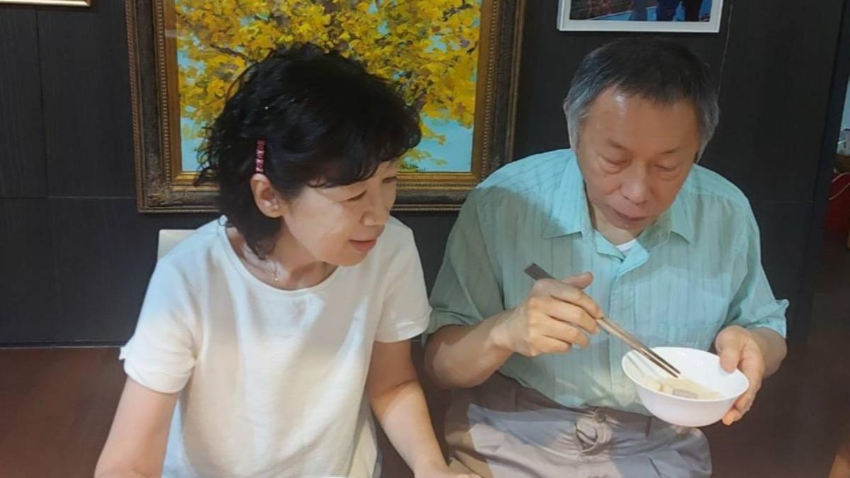 民眾黨前主席柯文哲（右）與妻子陳佩琪（左）共進午餐。（圖／翻攝自陳佩琪臉書）