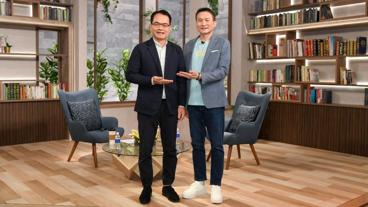 秦楊（右）接受鄭弘儀訪問。（圖／三立提供）