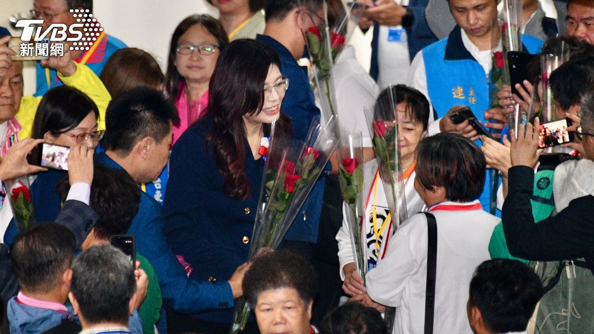 鄭麗文發玫瑰花給黨員。(圖/胡瑞麒攝)
