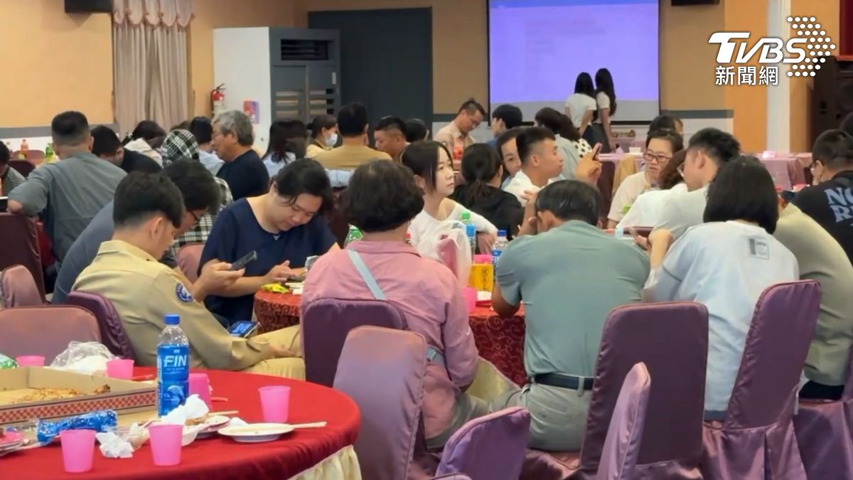 餐廳部營運到今年底,不少海軍退伍人員聽聞消息紛紛手刀訂位,想最後品嘗記憶中的味道(圖/TVBS)