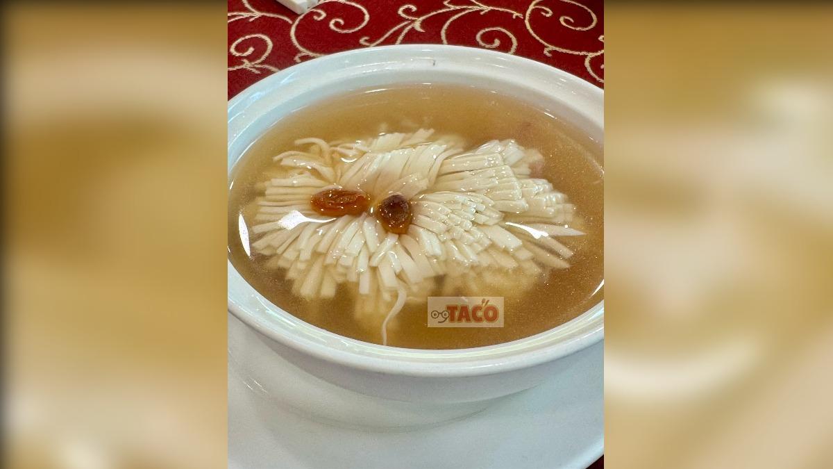 經典料理「菊花白玉盅」,花時間熬煮的雞湯,加上十分講究刀工的豆腐花,沒有提前預訂可吃不到(圖/翻攝臉書@他扣的吃喝玩樂誌)