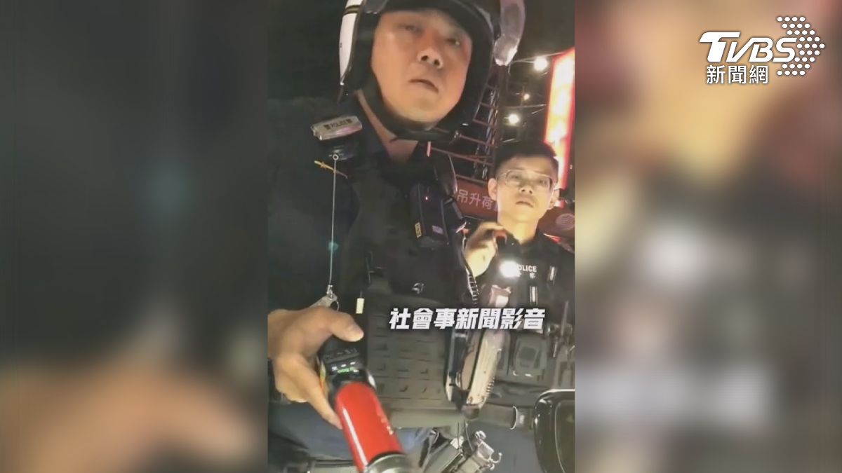 駕駛紅線違停被警方攔查，過程中員警聞到酒味，要求酒測，雙方僵持半個小時，最後員警依舊鐵腕執法，駕駛最後酒測值是零（圖／翻攝社會事影音）